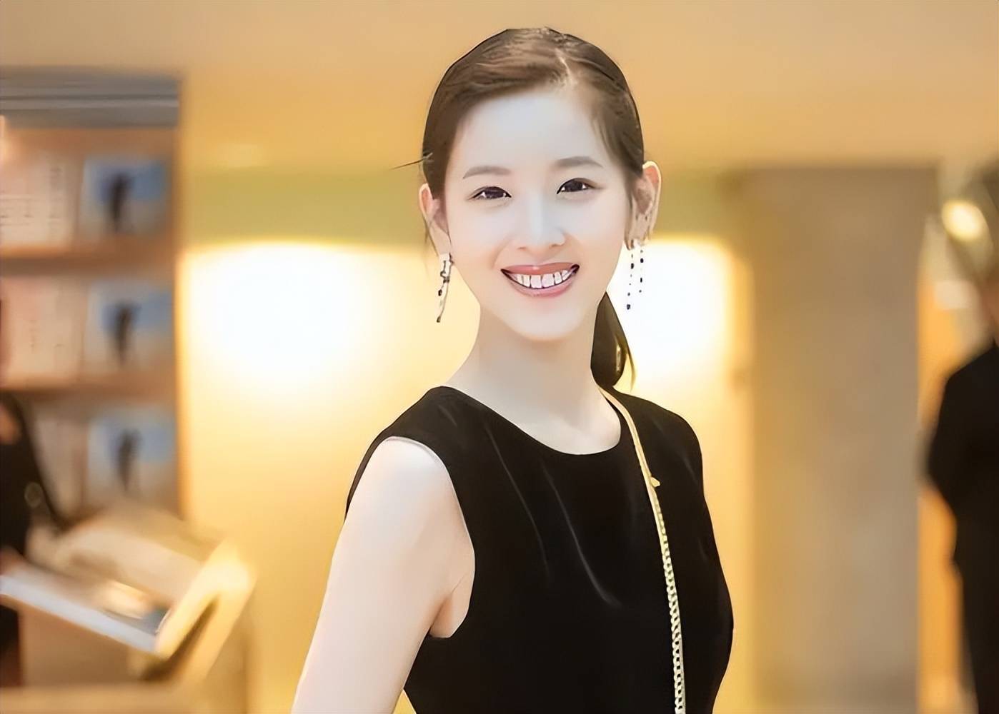 从奶茶妹到商业女王,章泽天600亿身家令人瞠目_校友_胡润_领域