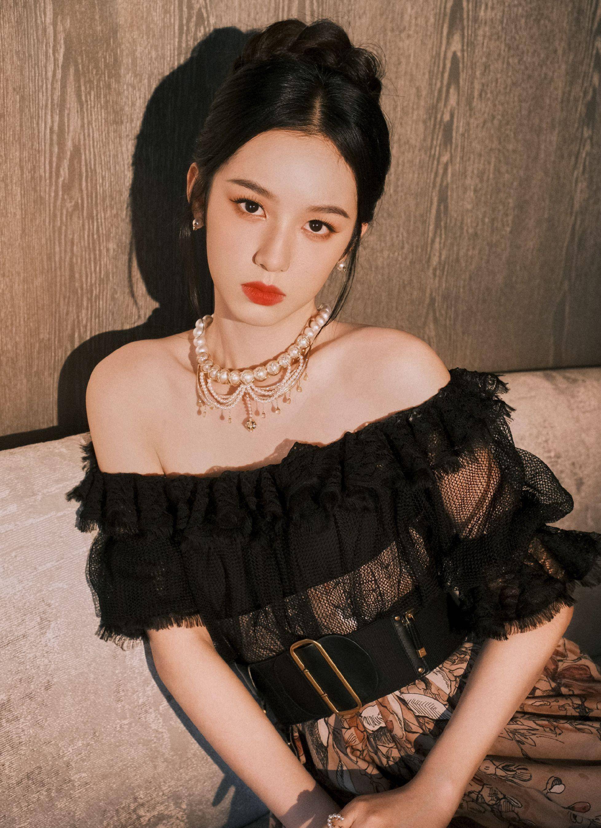 穿晚礼服走红毯,气质迷人宛若傲娇黑天鹅_女明星_美女_傲慢