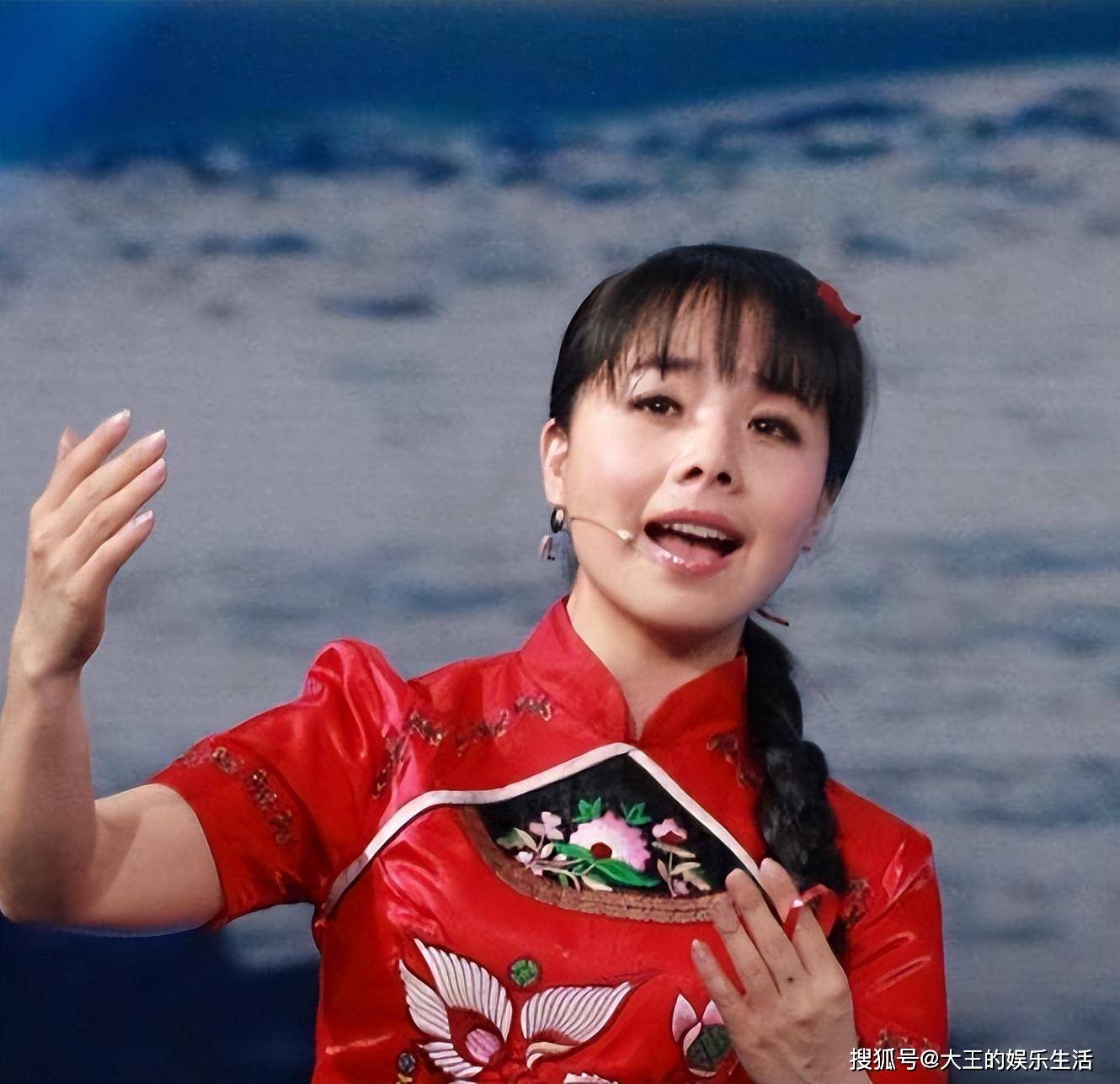 《星光大道》年度总决赛,主持人朱迅疲态尽显,选手才艺平淡_舞池_舞台