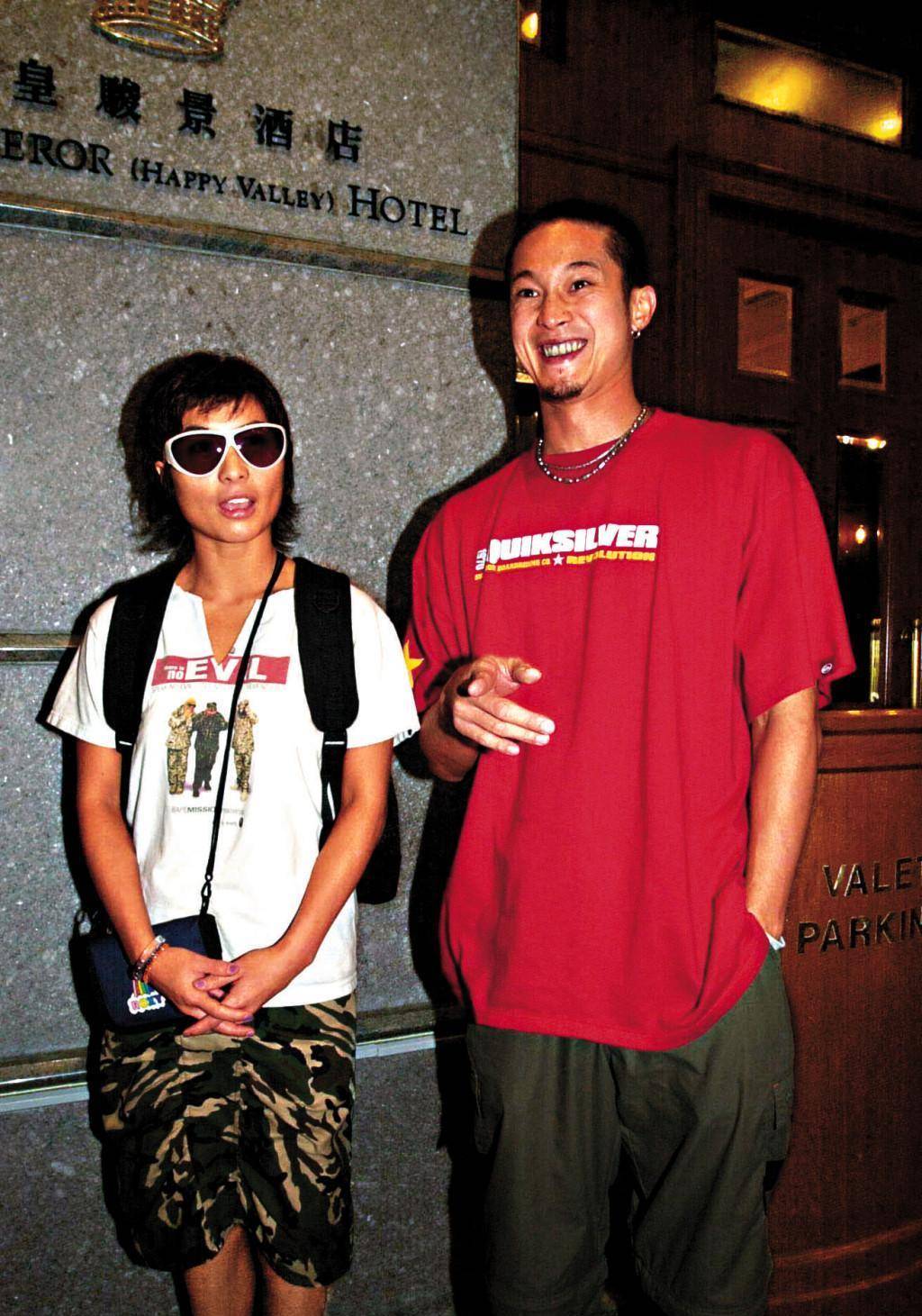 何超仪花钱治好病危丈夫,陈子聪术后首露面,脸色苍白俩保镖护驾_康复