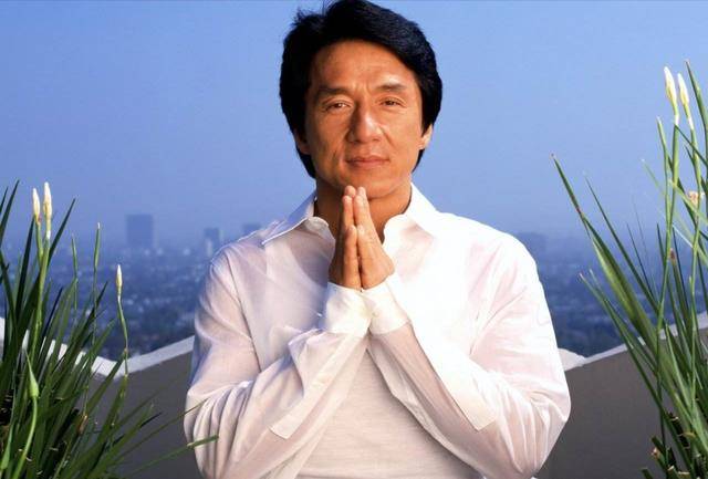 成龙一直都是我们大家非常喜爱的动作演员,他的职业生涯拍