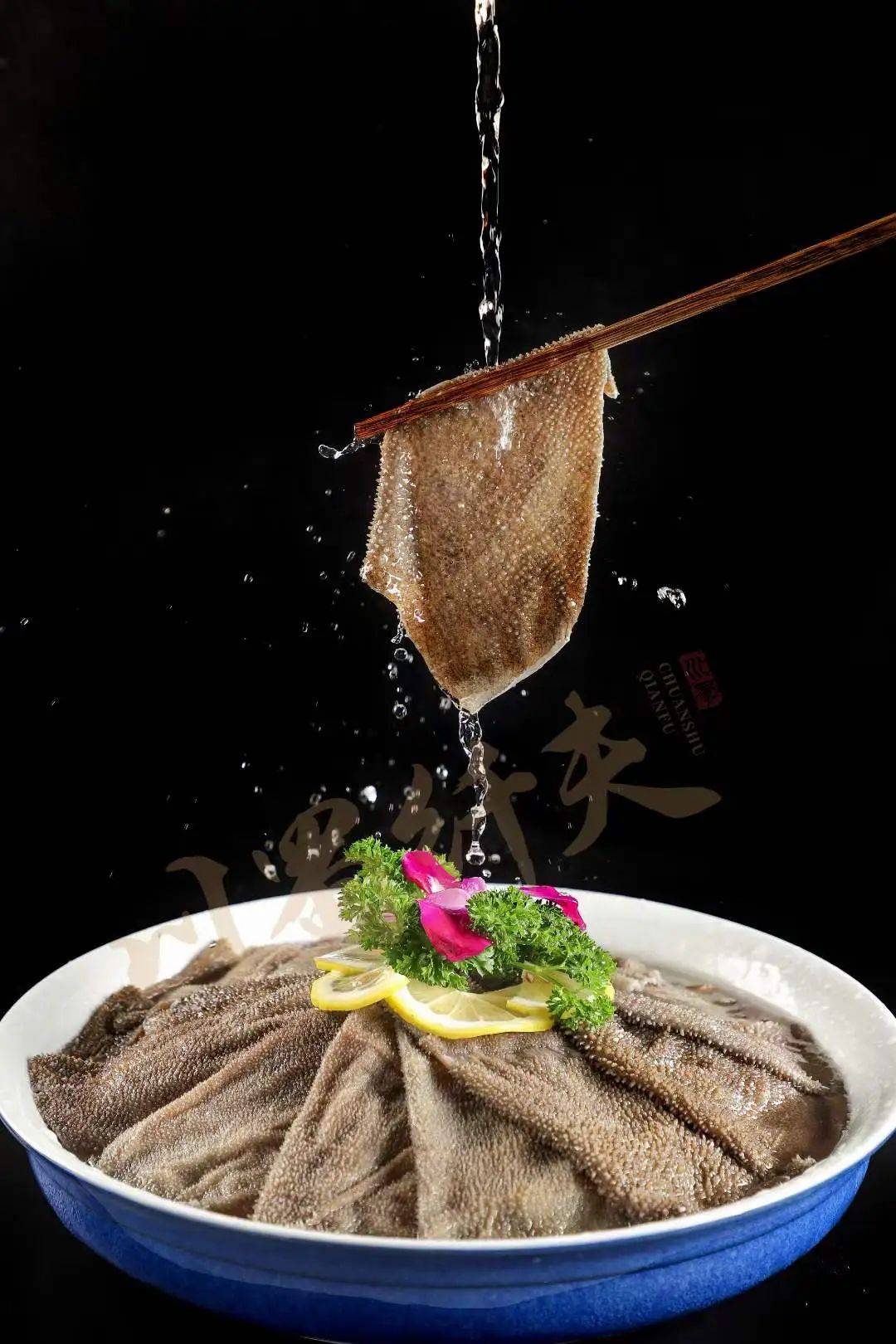 涮出热辣滚烫的"火锅江湖,看毛肚如何笑傲川蜀!