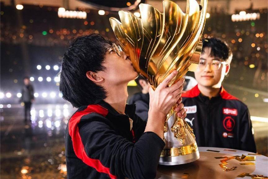 ag梦泪捧起金凤凰杯,网友总结梦泪影响力,没有他有没有现在kpl与ag_出