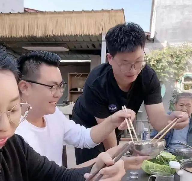 田静陪儿女奇奇悦悦画石膏娃娃,发视频带货不甘现状_许敏_郭威_许妈