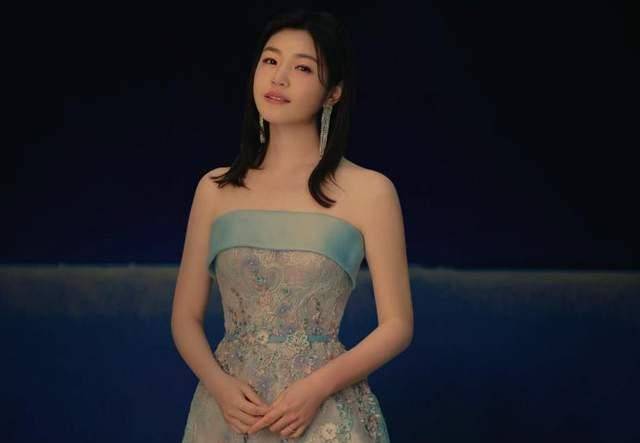 陈妍希出席首映礼,素颜出镜穿搭普通,小腹微隆被疑怀二胎_陈晓_赵丽颖