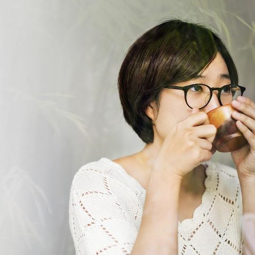 萧瑟的秋夜,微凉的心绪,牵绊着几许离愁,在柔柔的月色中,一杯薄酒,解