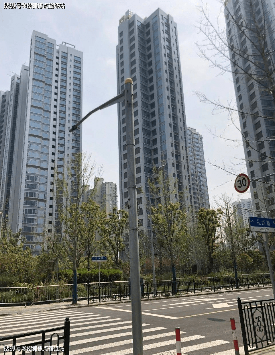 同時設有名店區及多個表演場地,構建購物休閒圈,時尚優活圈,經濟核心