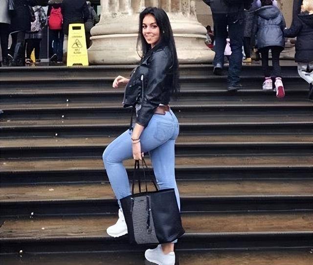 c罗女友乔治娜:奢侈品柜姐,动刀10处,生2个孩子,也没能嫁给他