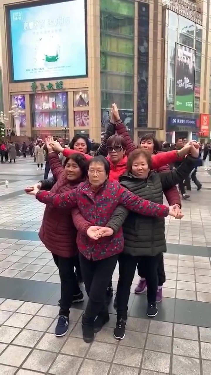 老人组团看墓地,约会方式遥遥领先_郑大爷_大妈_老伴