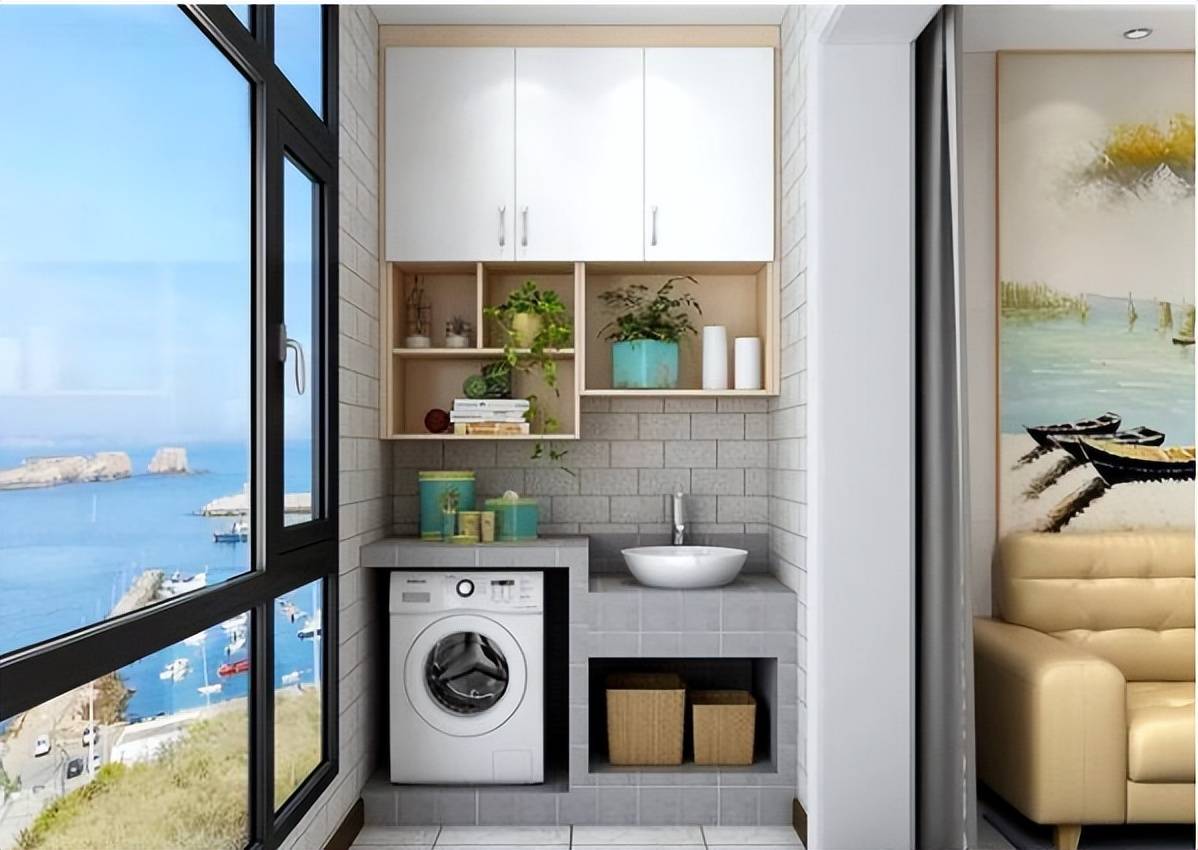 一般选择把阳台做成洗衣房的,阳台柜上方台面也会设计成洗衣池,方便手