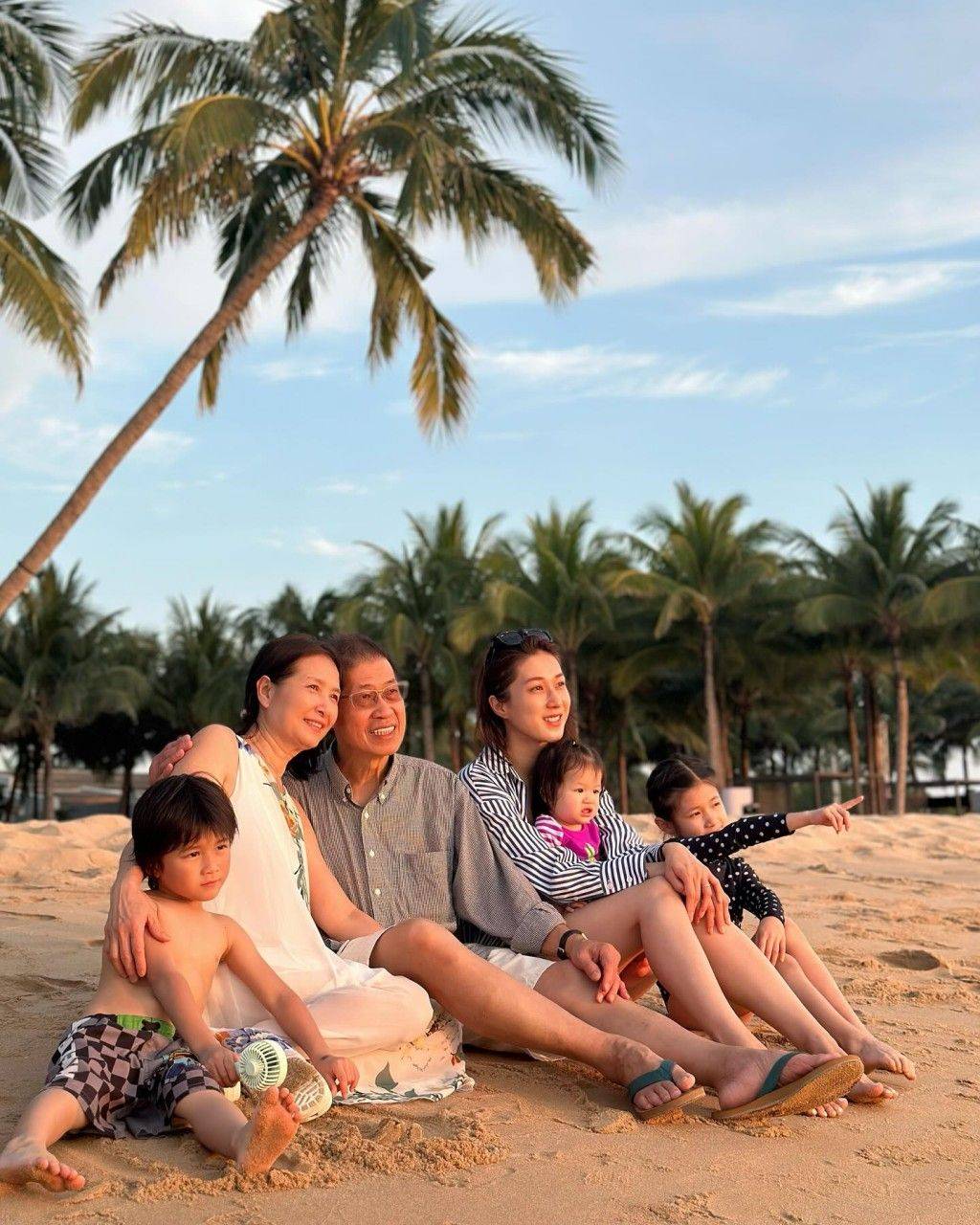 穿比基尼晒逆天大长腿,两女儿大变样_家庭_观众_jeremy