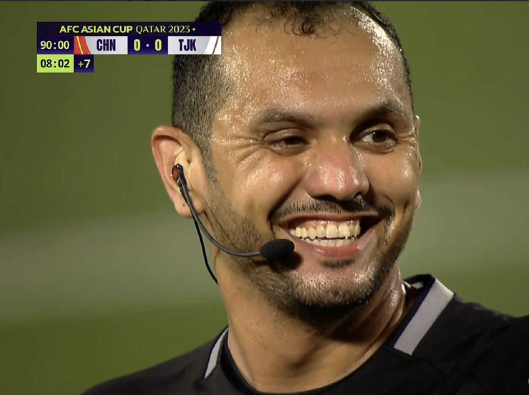 第一名嘴黄健翔怒斥裁判黑哨,韩乔生一语中的,宋凯表情耐人寻味_国足