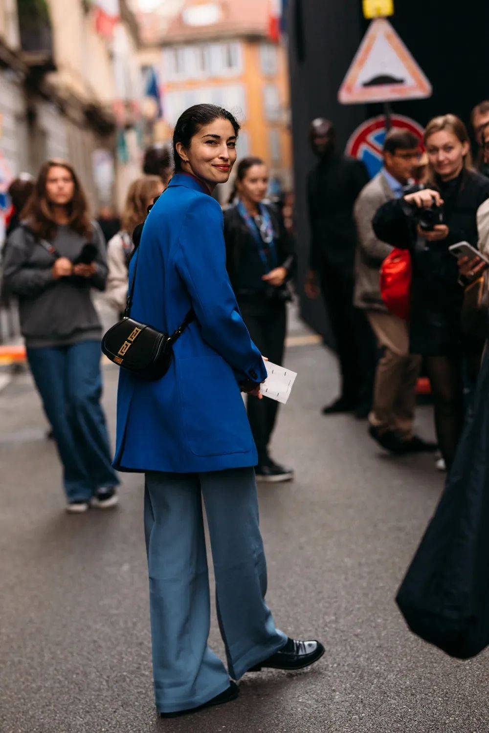 在选择同色系的不同颜色时,我们可以选取明度,纯度