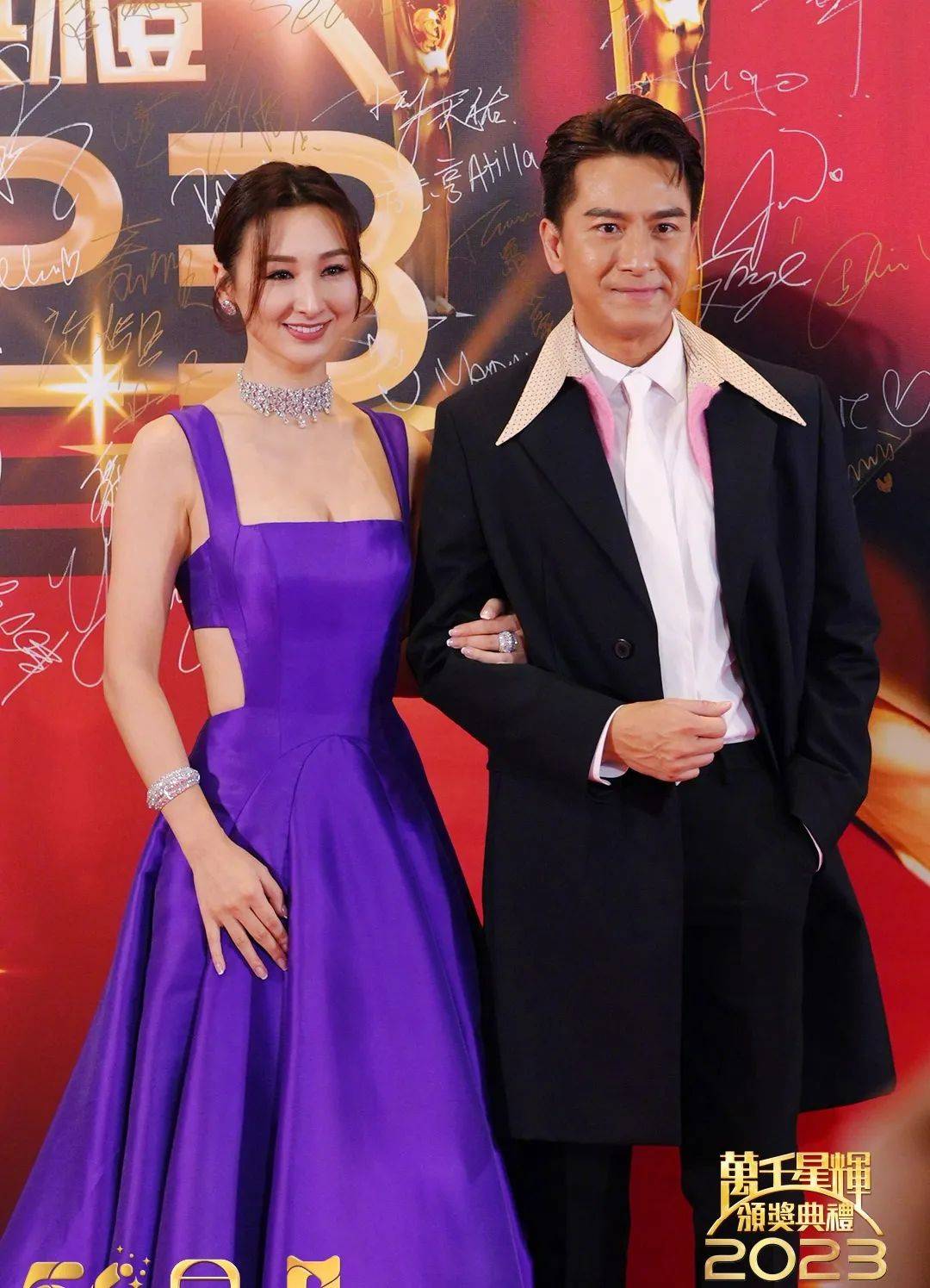 高海宁穿了一条紫色露背背心长裙,把长处都展现出来了.