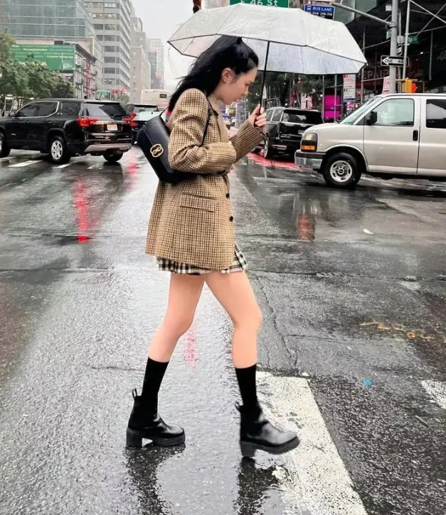 李咏女儿穿红色内衣自拍,大方秀"蚂蚁腰",网友:这身材太好了_法图麦