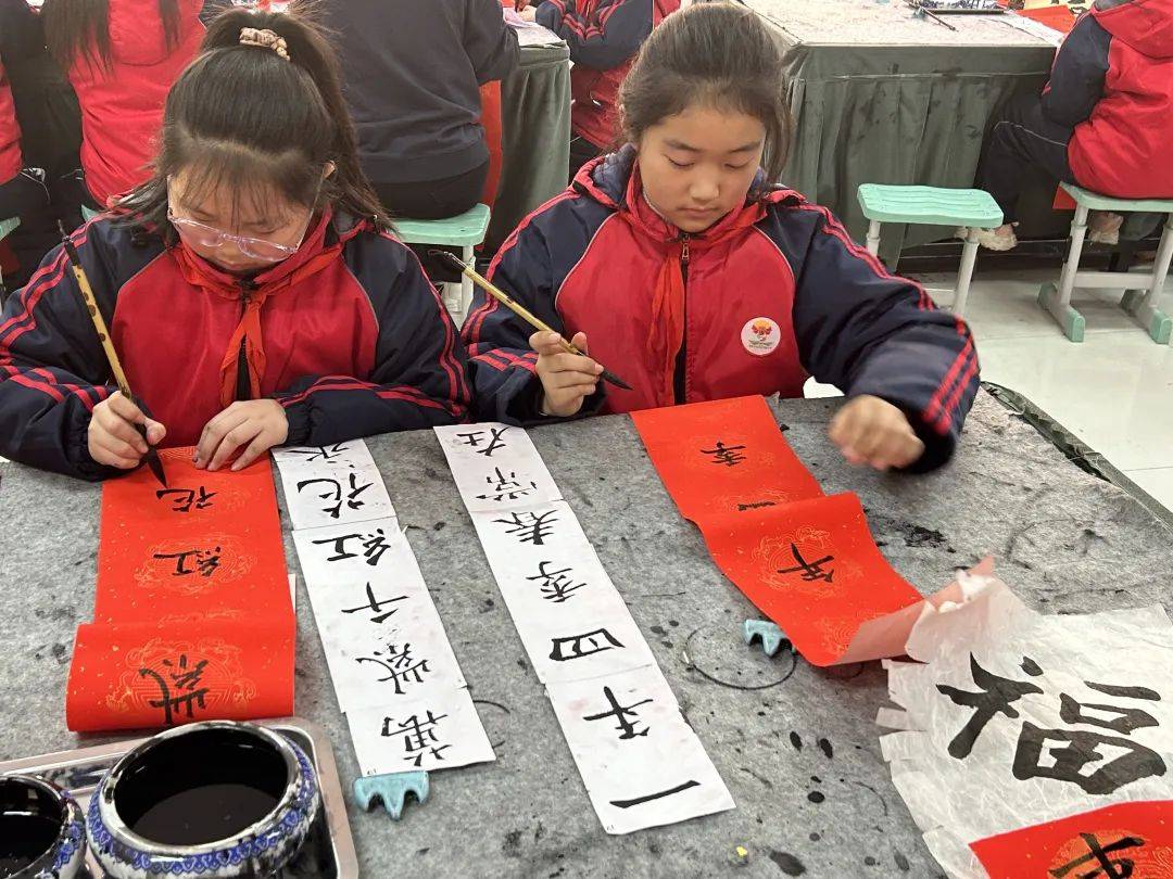 牡丹区润泽小学开展师生携手写春联活动