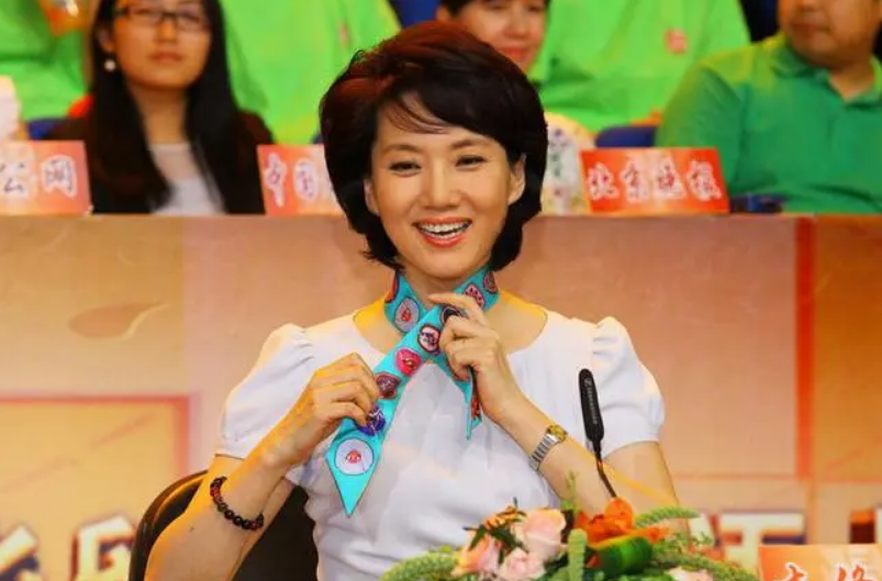 李修平:高考落榜3次,逆袭成央视首席主播,她经历了什么?