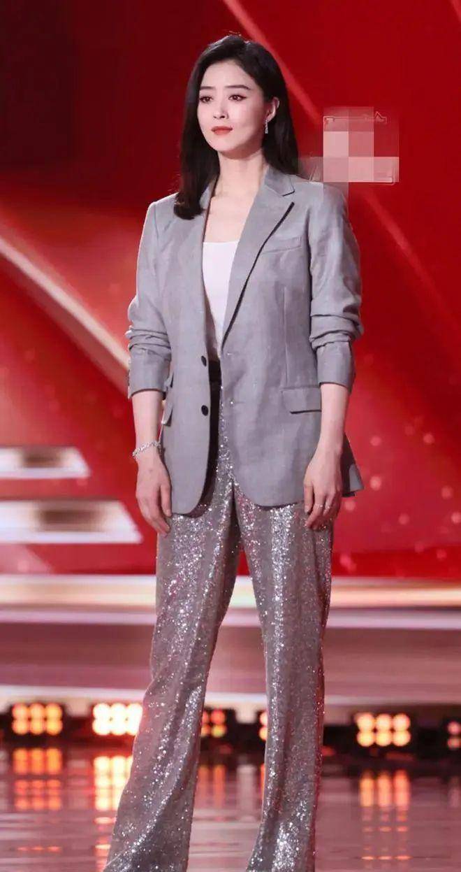 胡歌与三位女神同台,唐嫣美如仙,王子文光彩炫目_盛典_明星_长裙