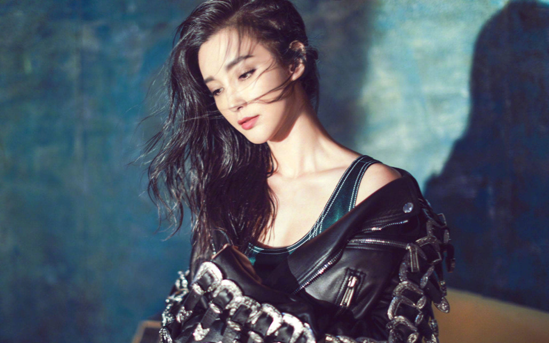 黄晓明,李冰冰齐蹲身为李宇春解围!