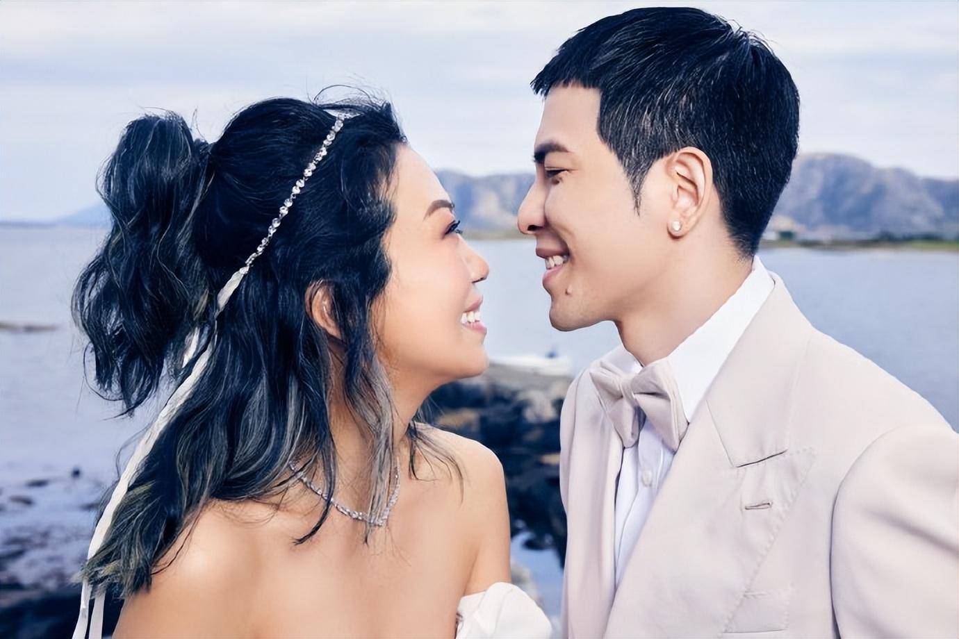 萧敬腾夫妇甜蜜拍大片,林有慧50岁焕发青春,无名指印证婚姻真爱_和林