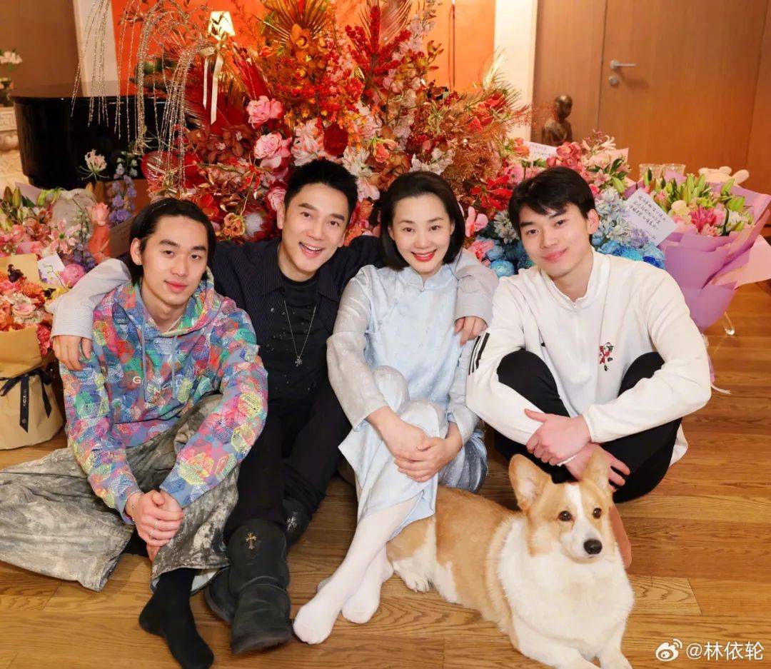 林依轮妻子西华晒近照住亿万豪宅被老公宠爱30年