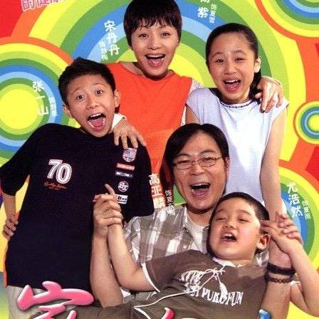 夏东海和刘梅这对再婚夫妻,与他们的三个孩子——夏雪,刘星和夏雨一同