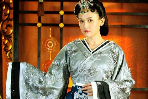 角色:吕乐主角:《王的女人》小皇后整体衣着眼神以紫,黄等皇家贵气