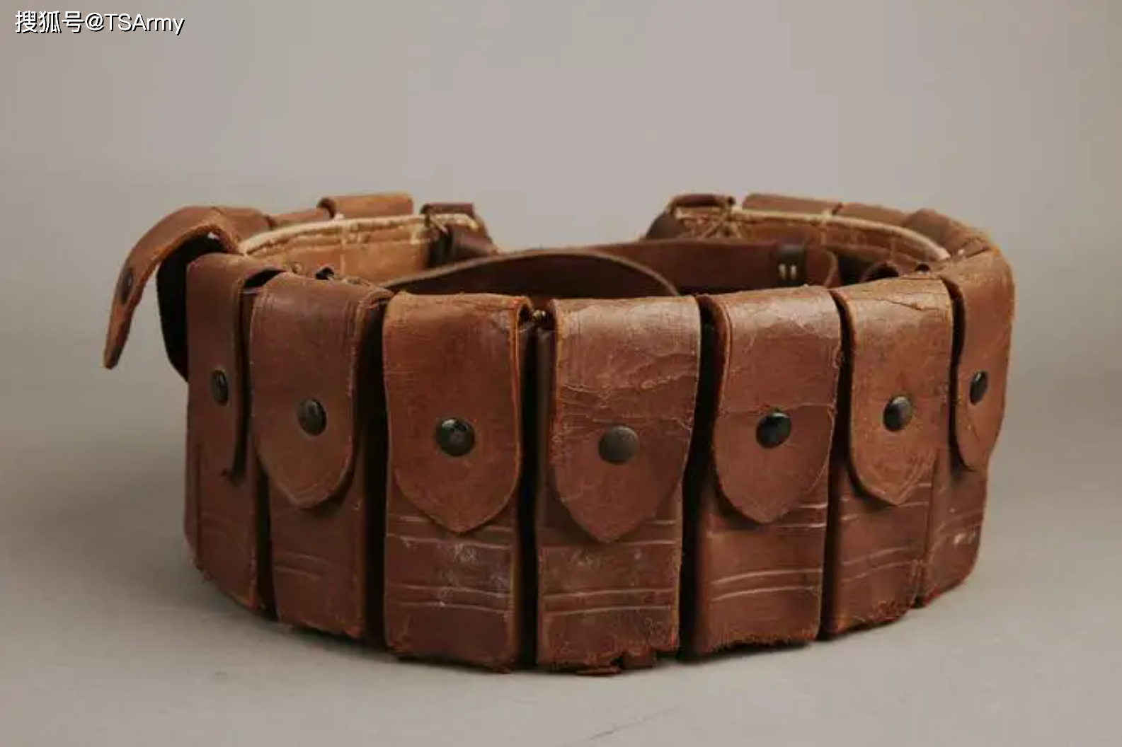 第二种弹药携行具就是皮革子弹盒,抗联中使用驳壳枪的指挥官或者干部