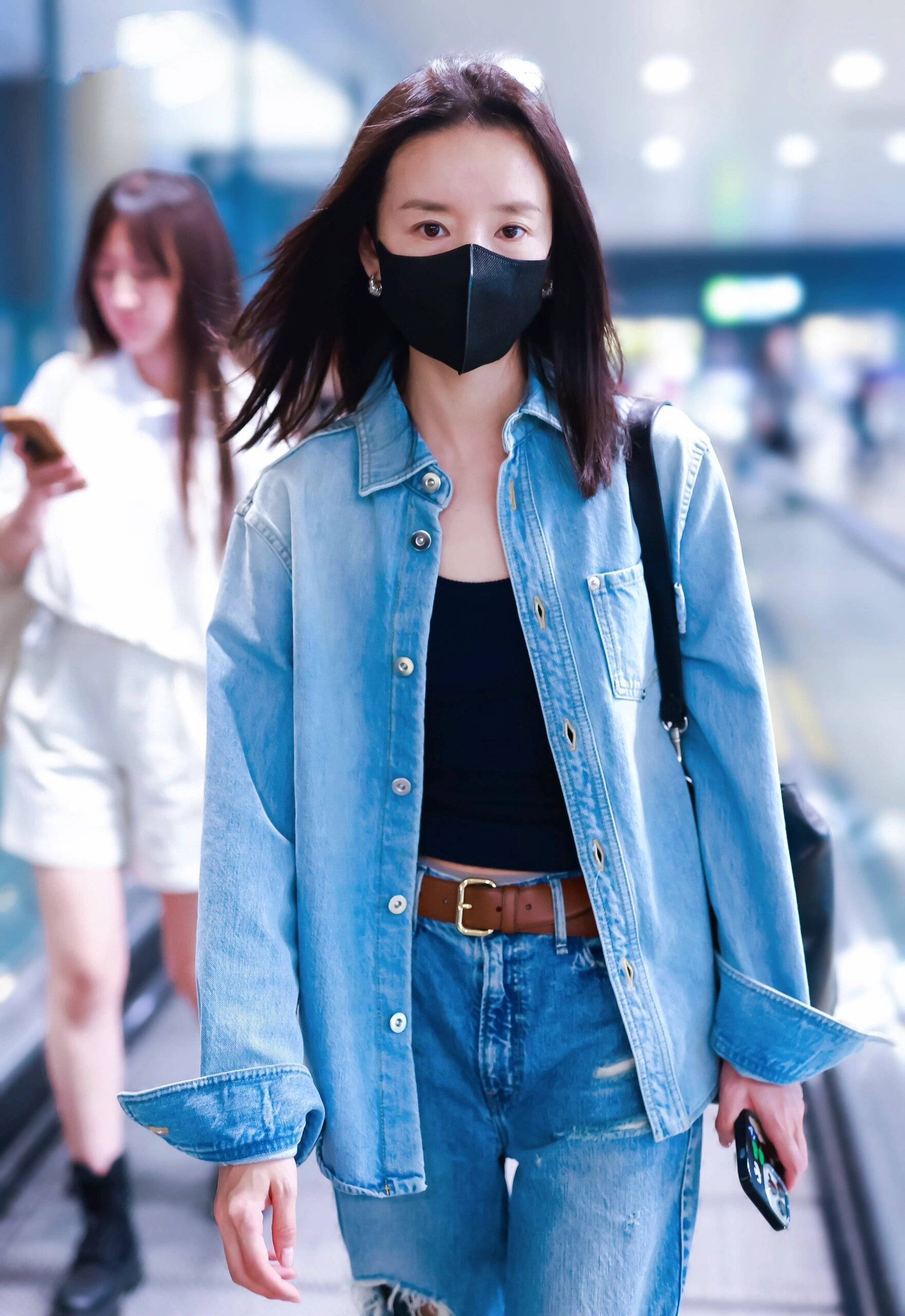 80斤的"董洁"又带火了极简穿搭:牛仔衬衫 阔腿裤,高级又洋气_时尚