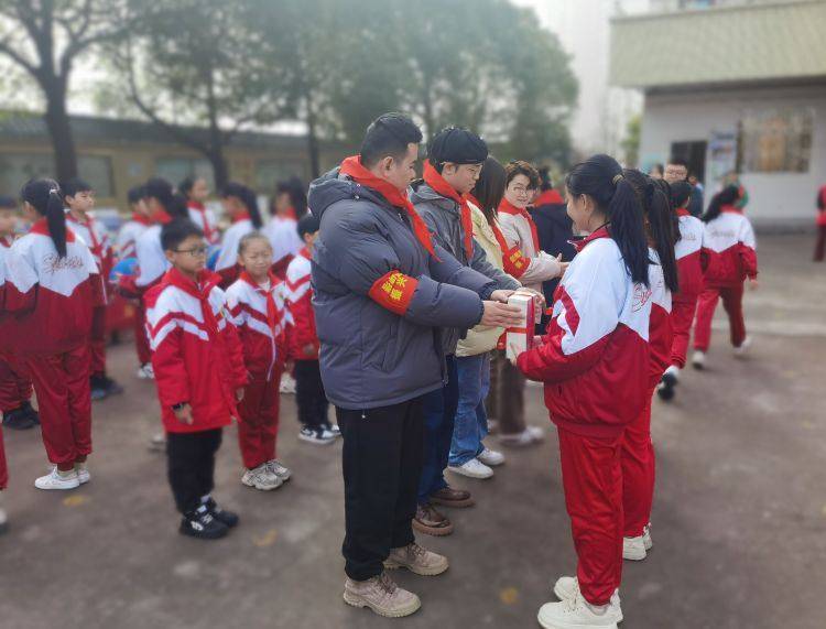 彩虹桥乡村振兴计划联合郴州市北湖区新城志愿者协会向同福小学开展捐书受赠活动(图9)