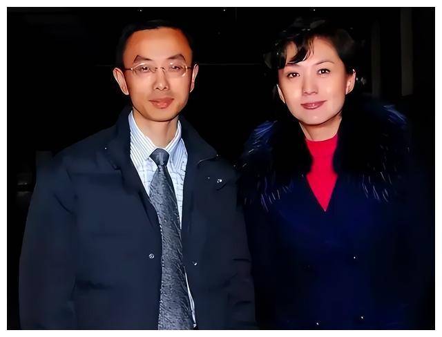 海霞的老公罗永章,是哈佛大学和斯坦福大学双料博士后,目前是清华大学