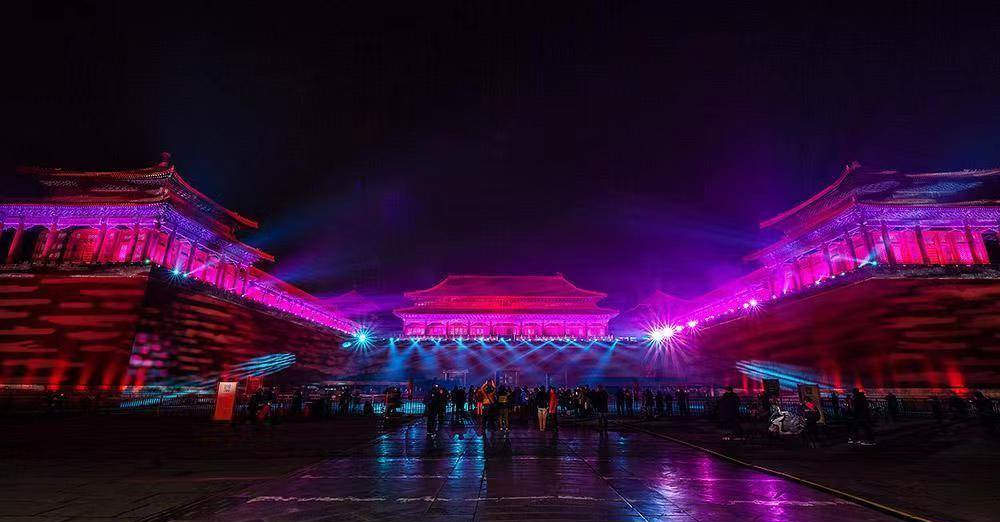 故宫在晚上便会关门,为何晚上比白天还要热闹,里面都是些什么人