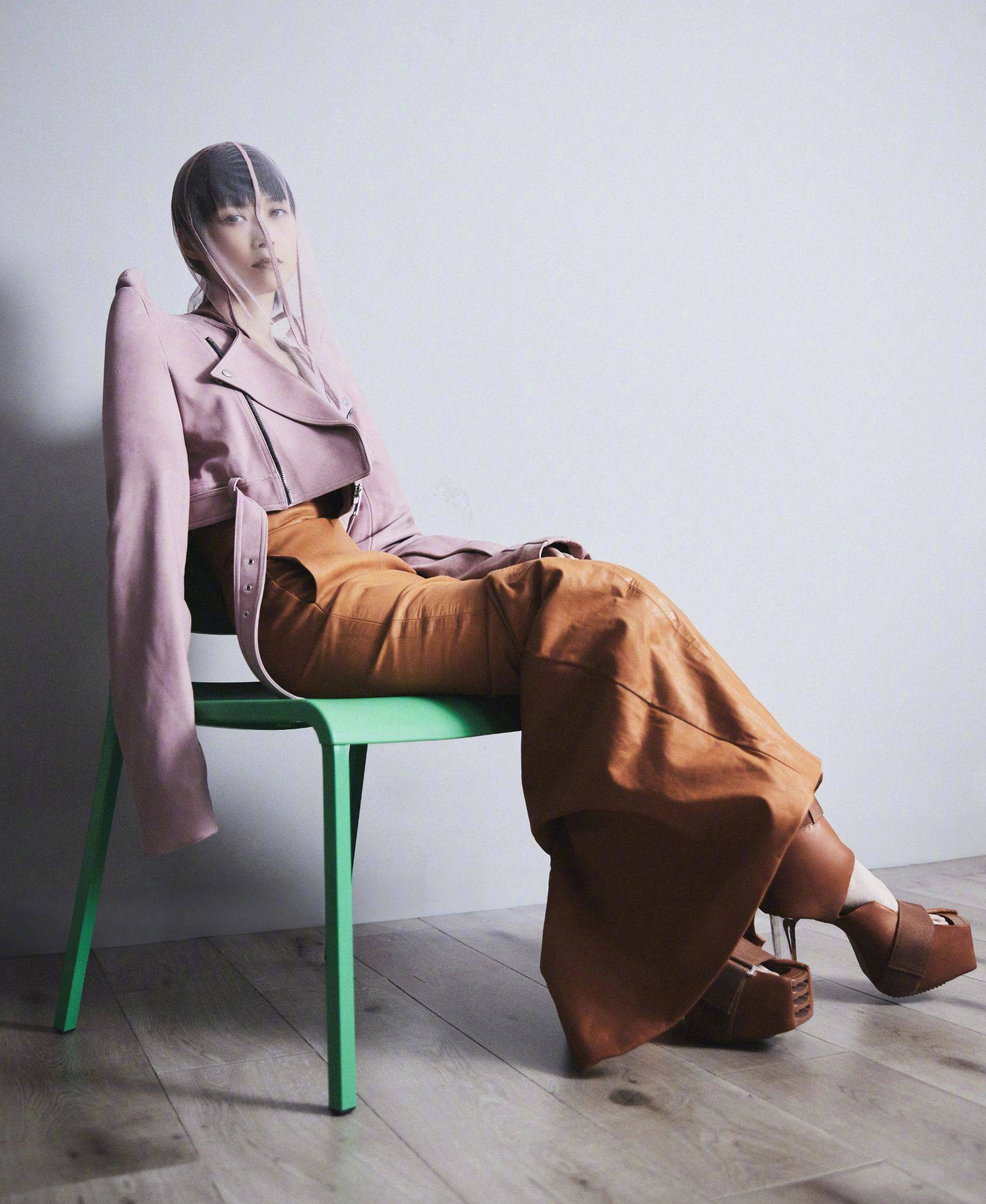 李宇春着窄鱼尾礼服秀优越身段 曲线曼妙优雅迷人