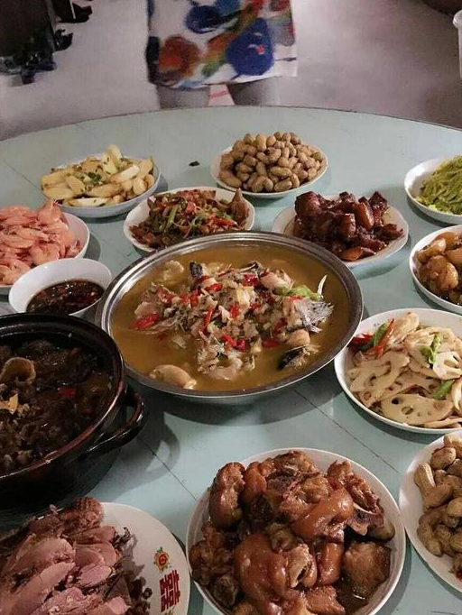 实拍农村南方人家,请客人吃的一顿饭_大部分_道菜_家庭