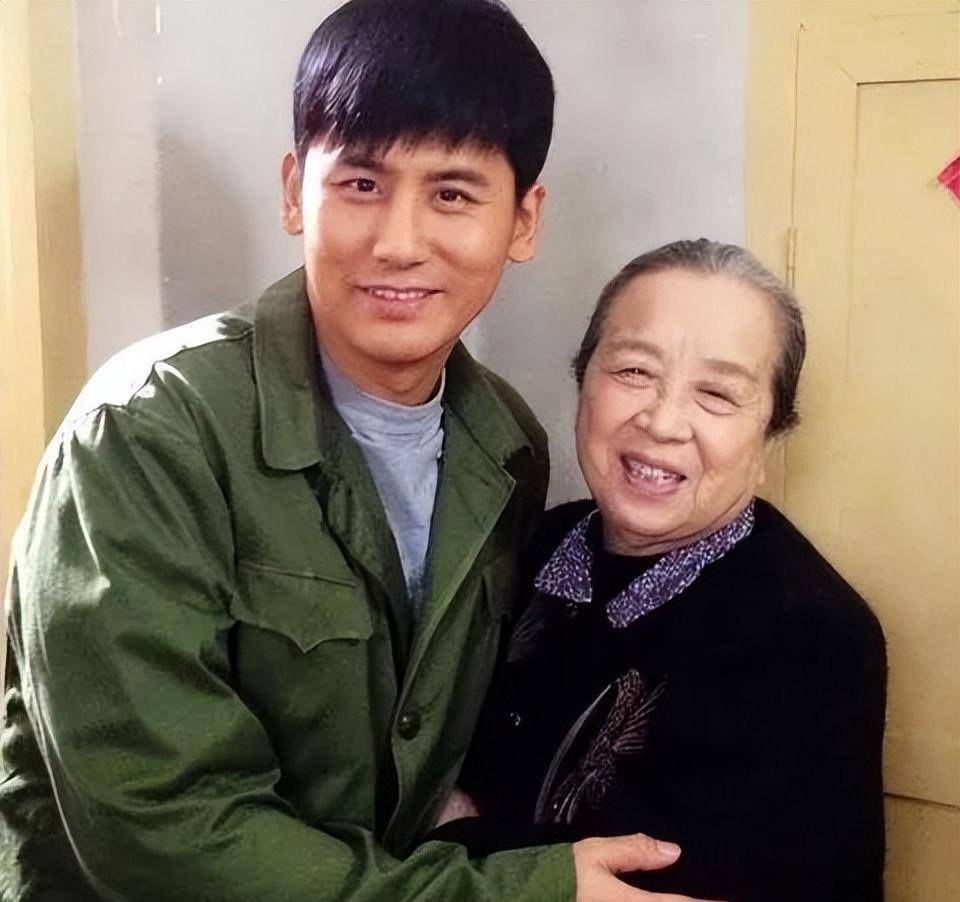 尤其是李明启在进入影视圈之后,更是全家人的重担都放在