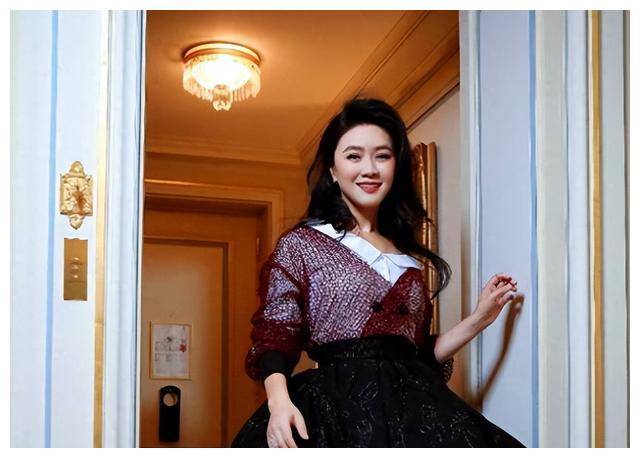 田海蓉:亿万富豪丈夫病死狱中留下130亿财产,她的选择让人泪目_女性