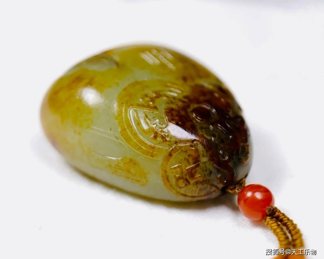 和田籽料巧雕"守护"!和田玉的老熟度究竟是什么意思?_玉质_熟料_皮色