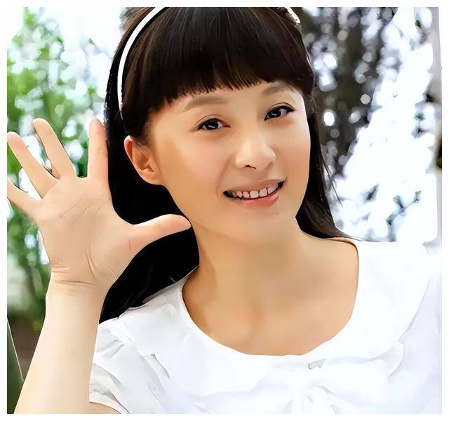 徐露:和大7岁导演闪婚,婚后嫌弃丈夫丑不生娃,如今女儿貌美如花_家庭
