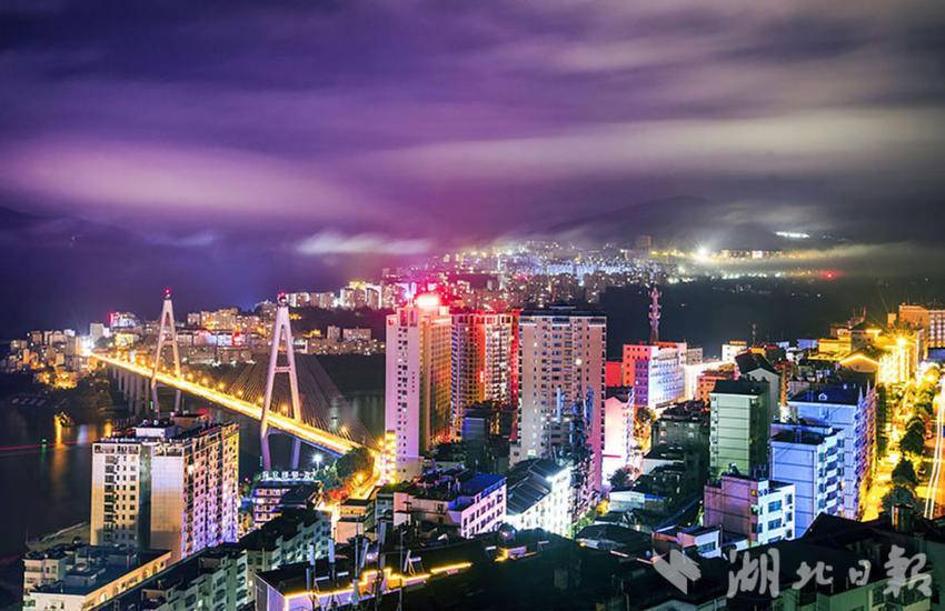 湖北巴东:峡江两岸霓虹闪烁风景美,夜色璀璨醉人_光影_县城_船只