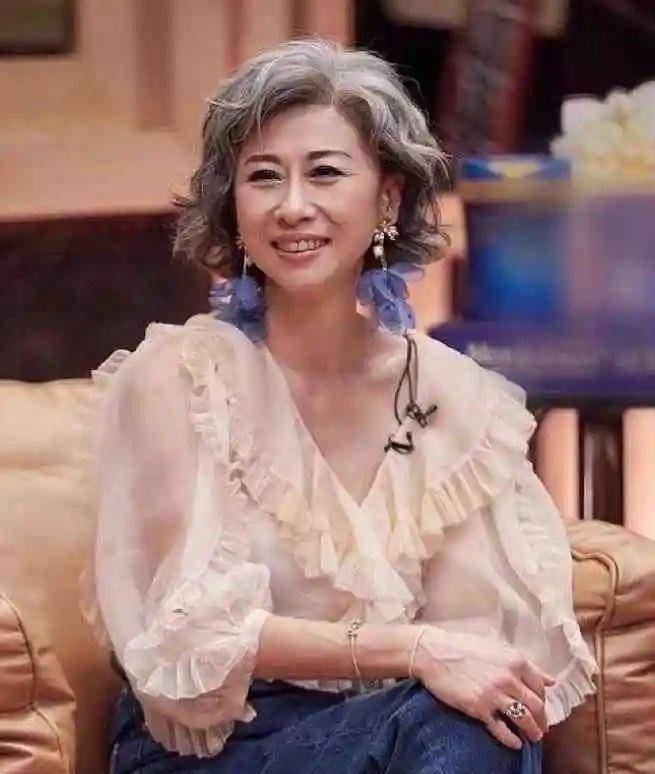 叶倩文自然素颜逛成都动物园,展现真实白头发不染皱纹的美!