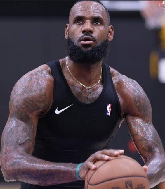 最强麒麟臂阵容:奥尼尔手臂犹如充气詹姆斯,宝刀未老_肌肉_防守_乔丹