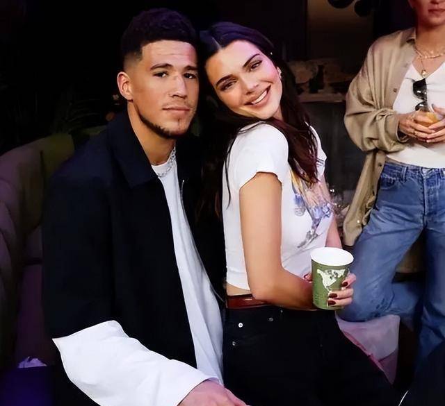 布克的前女友詹娜在nba比赛中观战,迷人的眼神和闺蜜们出色亮相!