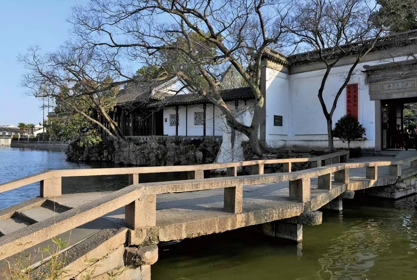 始建於1917年小蓬萊廊橋——小蓬萊廊橋在留園中部的曲溪樓前池水中