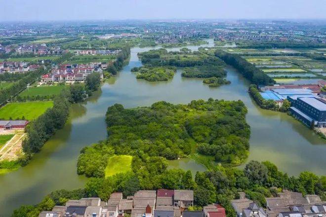 东海以西的广大地区,行政范围包括嘉兴市全境,湖州市大部,杭州市的