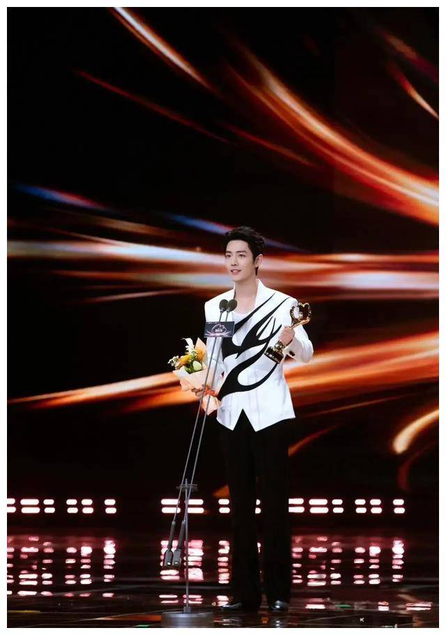肖战用全场最深度的鞠躬致谢最爱他的人,双向奔赴,泪目了_观众_感言