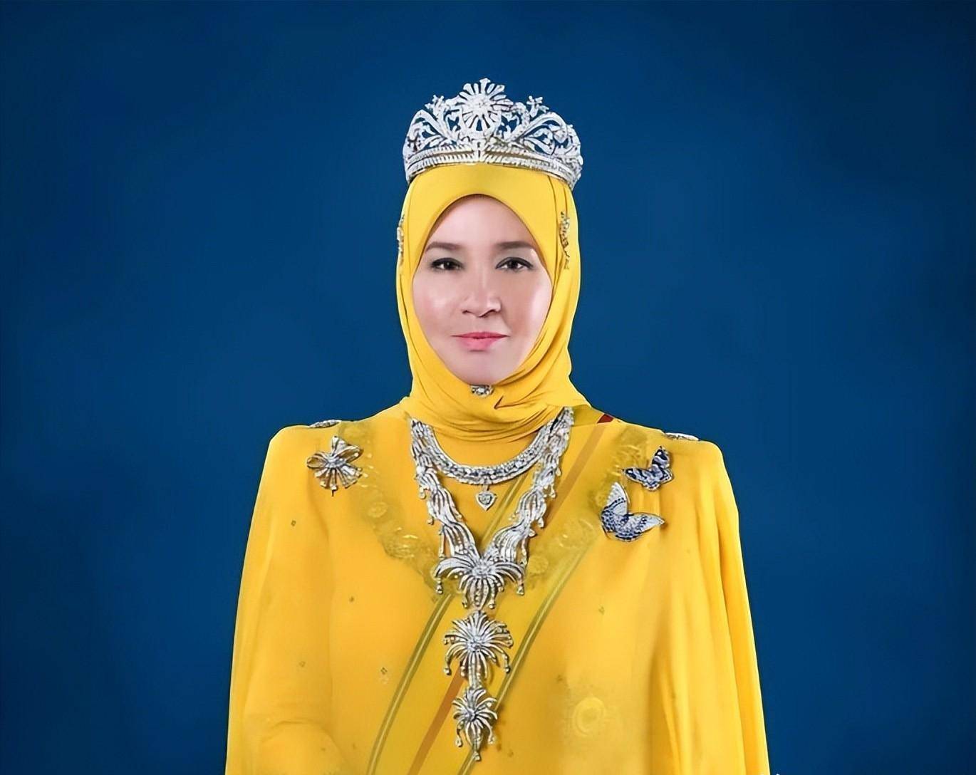 63岁大马王后不显老态,圆脸比年轻时还美,曾把宠妃"赶出"王宫_阿米娜