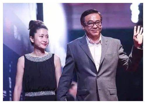 他是香港"第一渣男",抛弃张曼玉,与娇妻相约丁克,却生下私生女_尔冬升