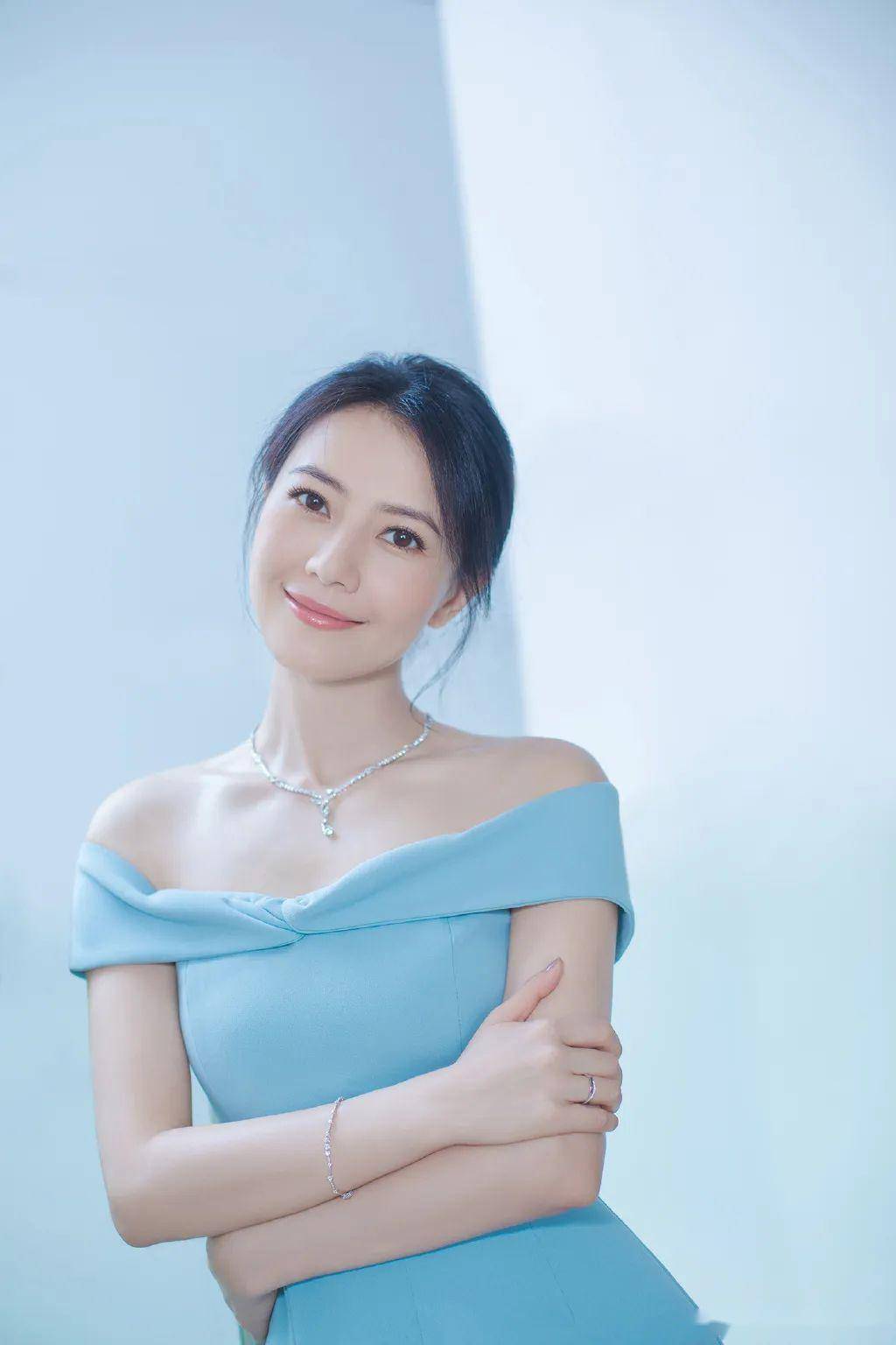 高圆圆罕见现身央视,超高颜值韵味十足,撒贝宁蒙曼同台像两代人_节目