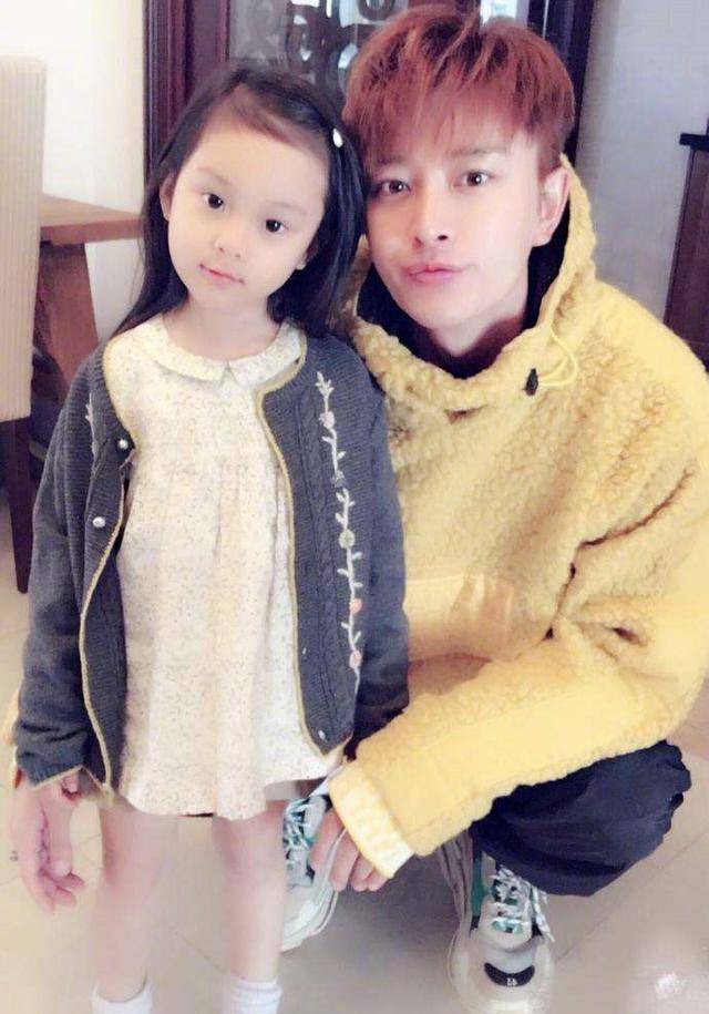 7岁甜馨长成大姑娘,穿运动装陪妈妈跳舞健身,这种乖巧让人心疼_少女