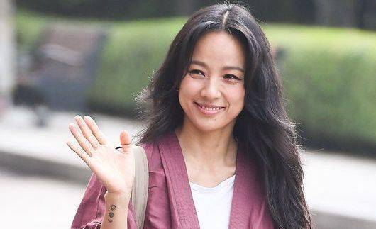 韩国歌手李孝利素颜照曝光!44岁皮肤现状引关注_外貌_自然_举动